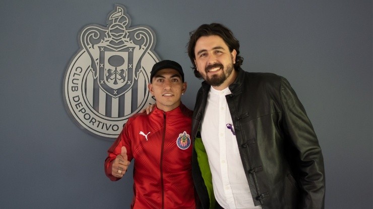 Víctor Guzmán con Chivas de Guadalajara en Liga MX Víctor Guzmán con Chivas de Guadalajara en Liga MX