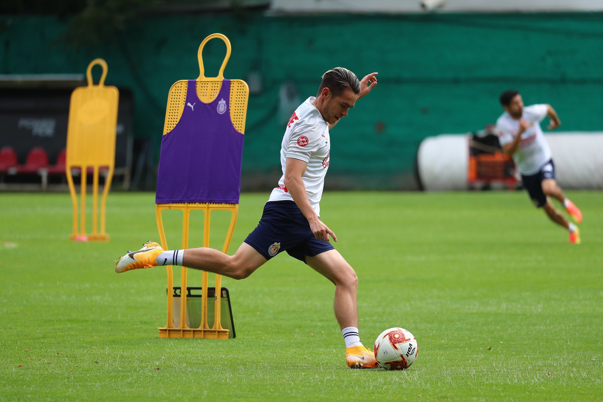 Jesús Angulo con Chivas en entrenamiento Jesús Angulo con Chivas en entrenamiento