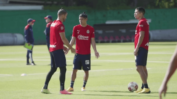 Uriel Antuna con Hiram Mier y Jesus Molina en entrenamiento de Chivas Uriel Antuna con Hiram Mier y Jesus Molina en entrenamiento de Chivas