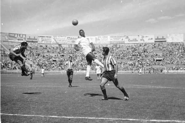 Pelé enfrentó a Chivas con Santos y la selección de Brasil Pelé enfrentó a Chivas con Santos y la selección de Brasil