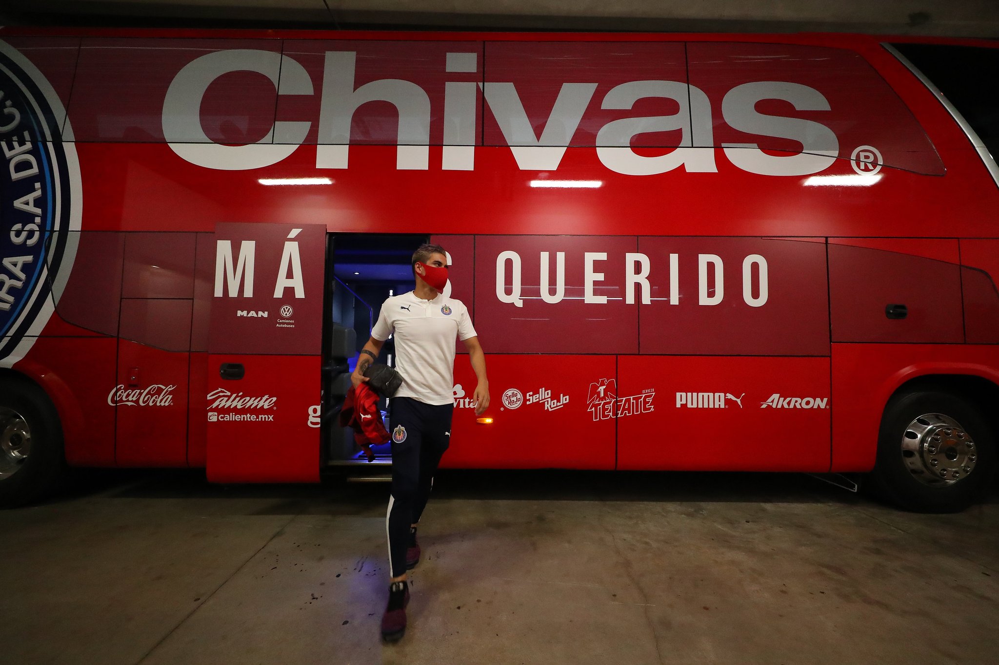 Chivas llega al Estadio Akron para partido de Liga MX Chivas llega al Estadio Akron para partido de Liga MX