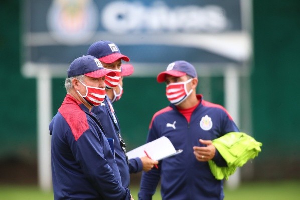 Víctor Manuel Vucetich y su cuerpo técnico en Chivas Víctor Manuel Vucetich y su cuerpo técnico en Chivas